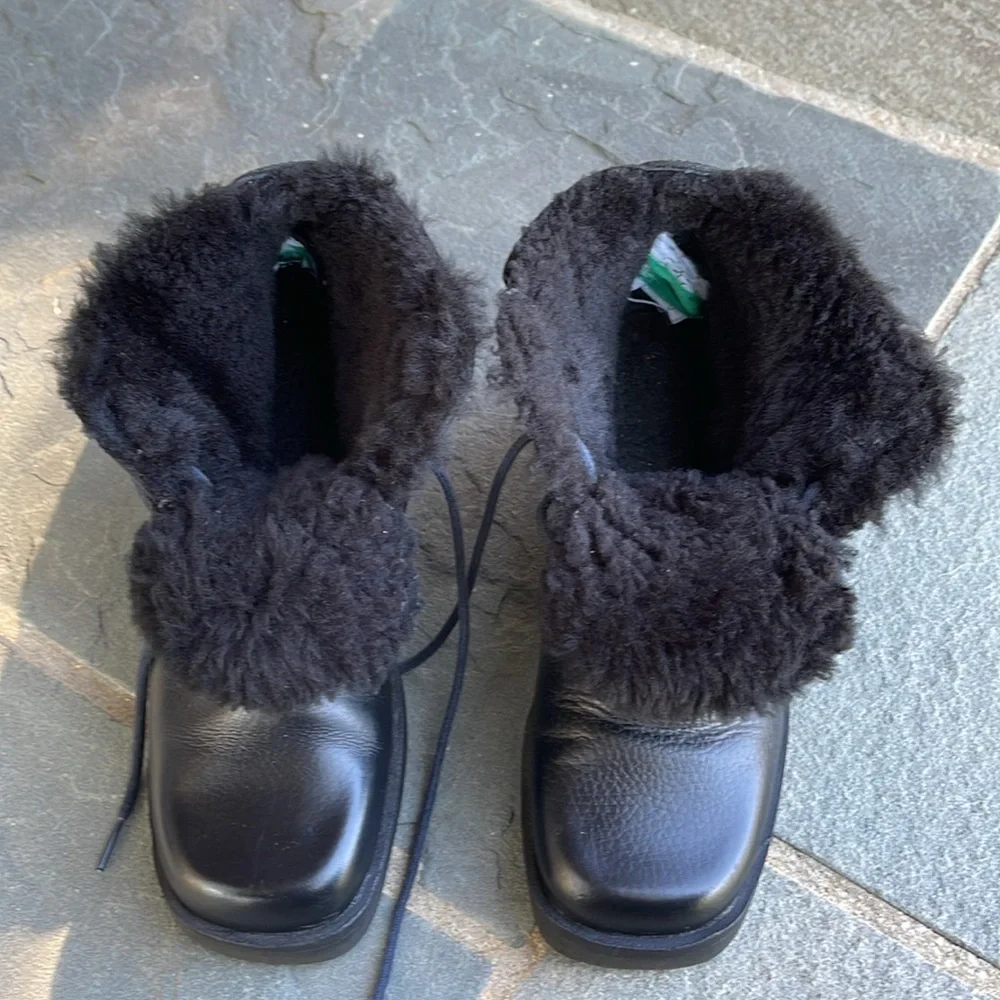 Santana Canada lace up boots size 7 fur lined
